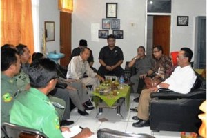 Komisi I DPRD Kuningan saat meninjausalah satu desa yang telah menggelar pilkades.